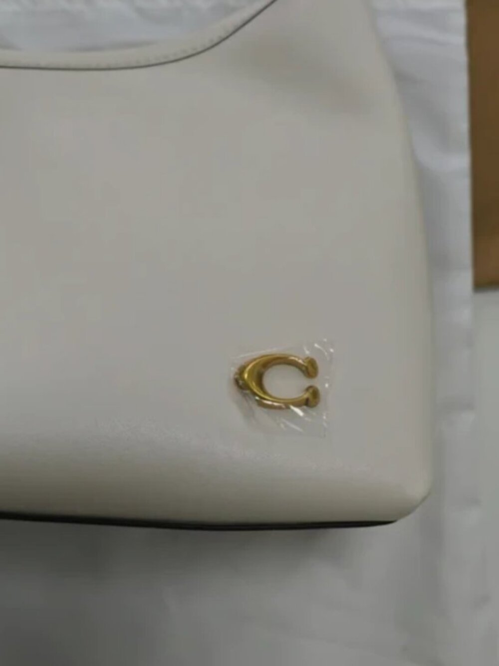 Like New Coach White Leather Shoulder Bag Gold Logo Purse Excellent Condition - Picture 5 of 6